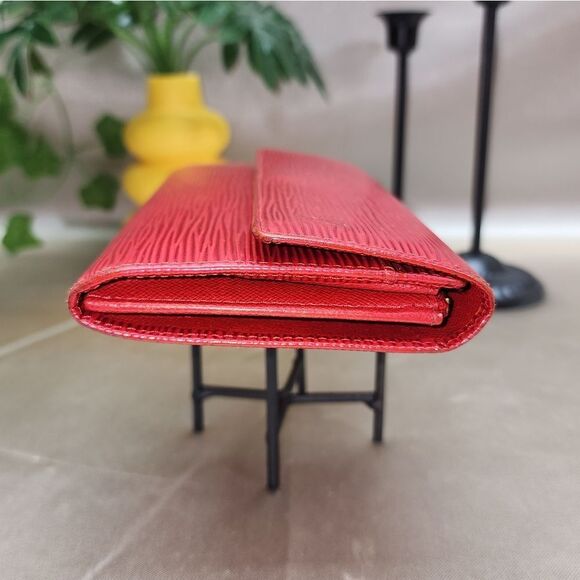 Authentic Louis Vuitton Porte Monnaie Tresor Epi Wallet With Conversion Chain - Picture 11 of 17